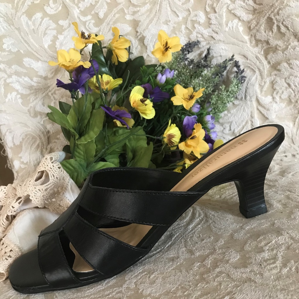 NATURALIZER BLACK LEATHER MULES